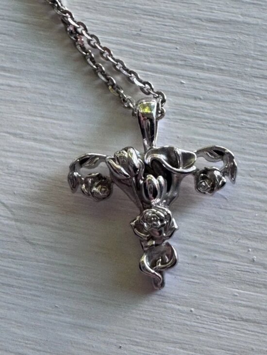 Awe Inspired Jewelry - Stamped S925 Floral Pendant with Chain